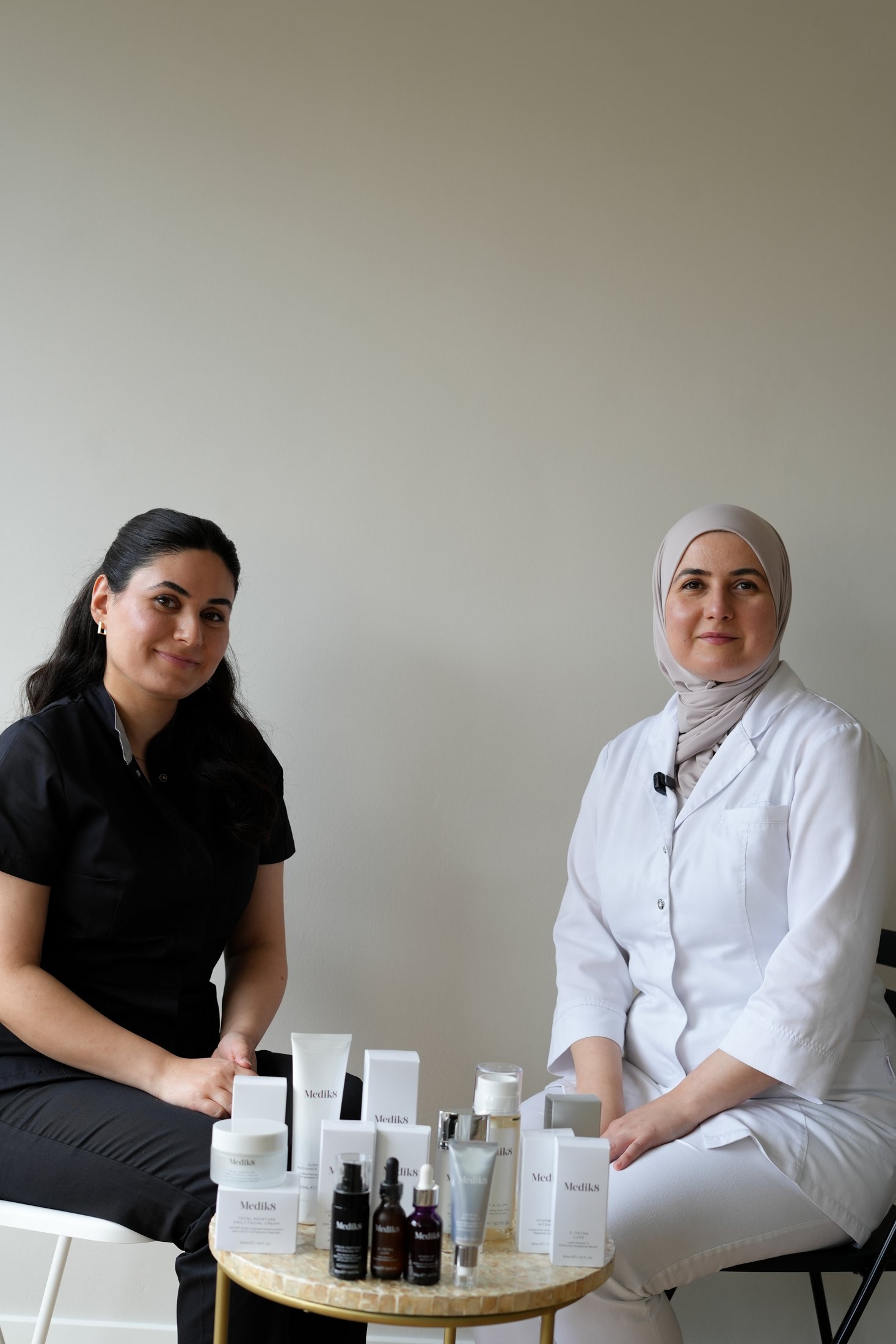 Hilal en Sumeyra samen bij ELA huidkliniek